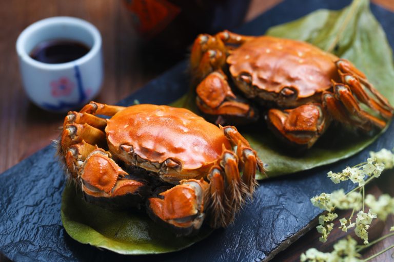 steamed-crabs-china-yangcheng-lake-stone-board